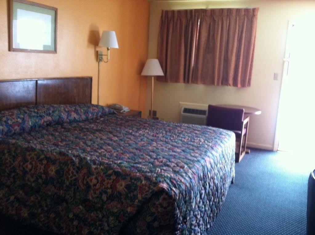 Knights Inn - Chanute Esterno foto