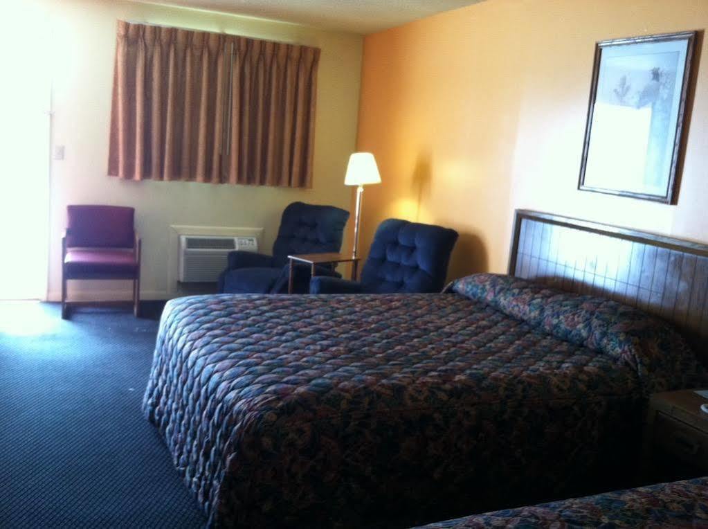 Knights Inn - Chanute Esterno foto